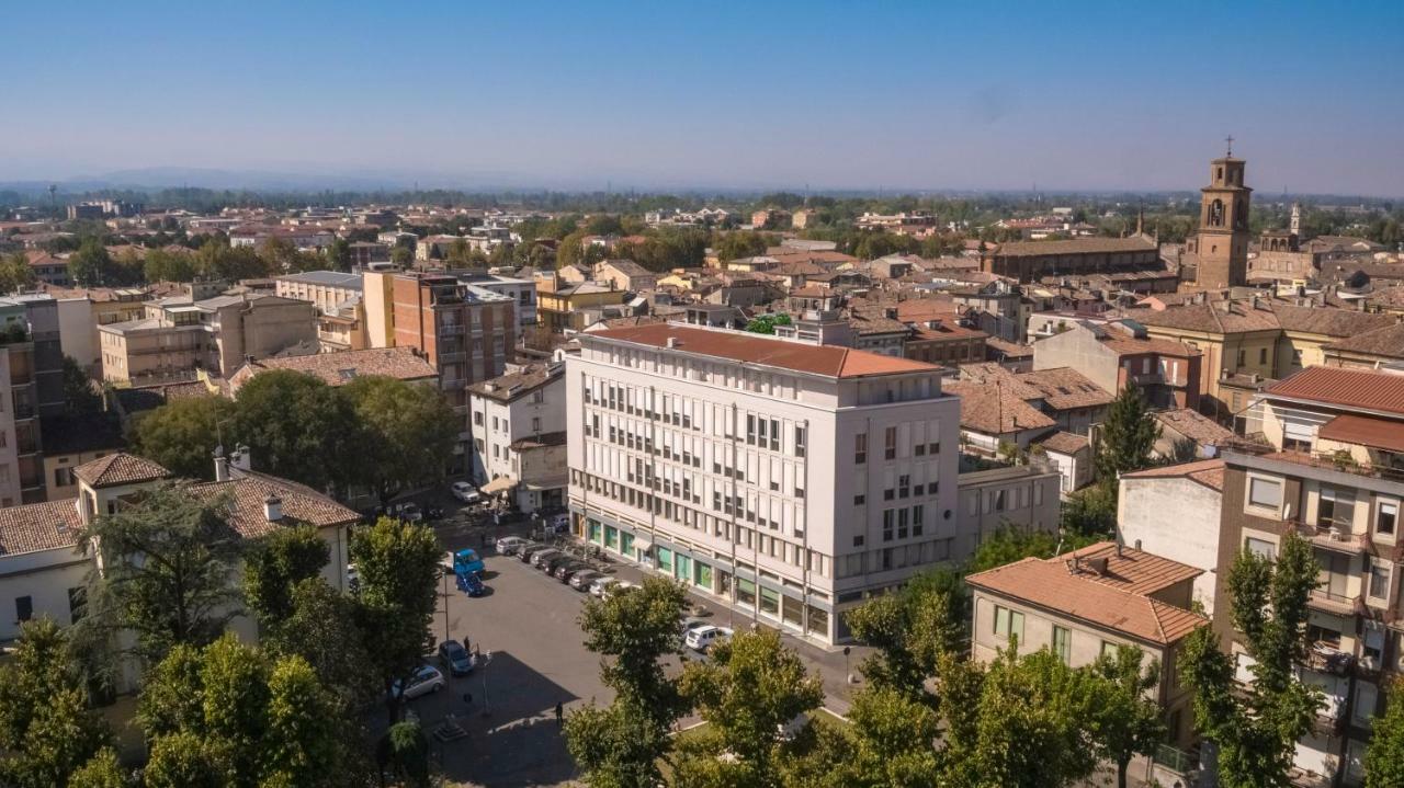 Bnbiz - Coworking Hotel Фьоренцуола-д'Арда Экстерьер фото